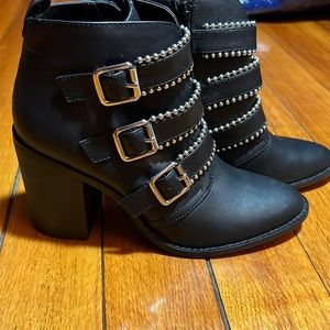 Steve Madden 3 strap ankle bootie size 7